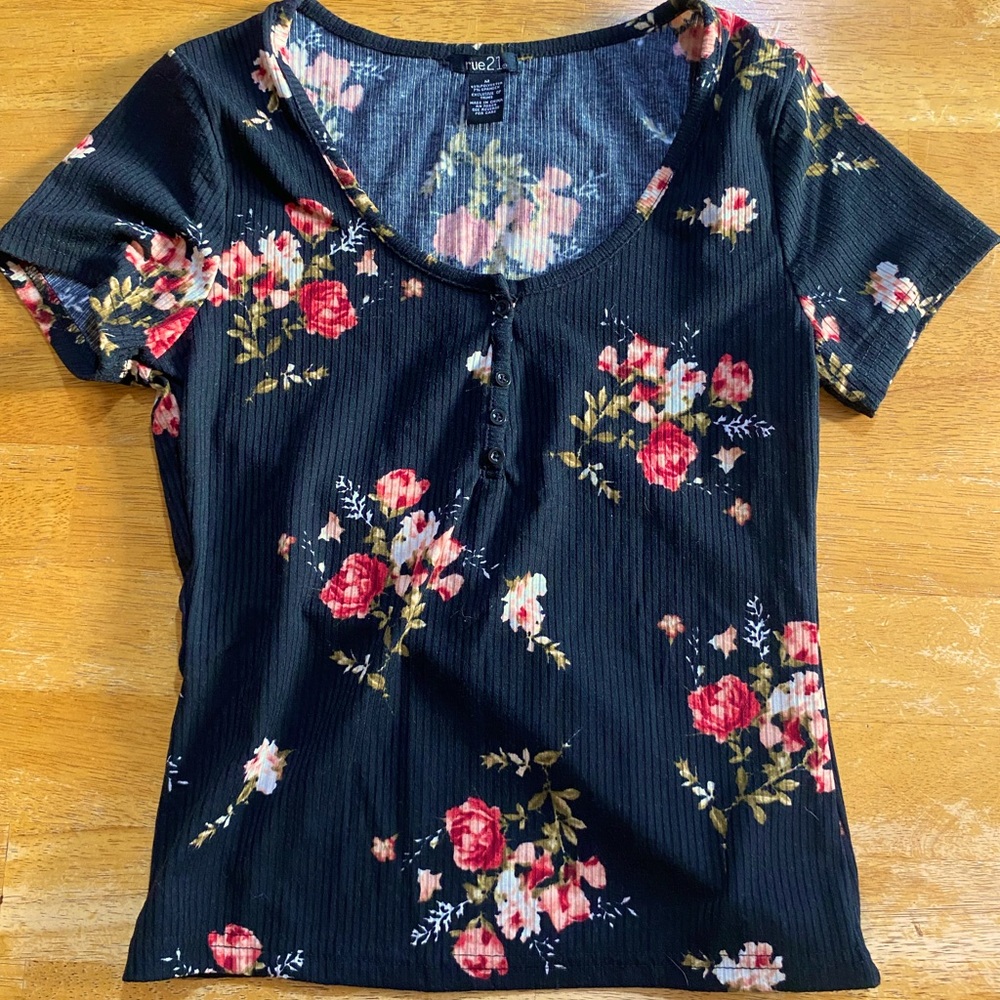 Rue21 Floral Half Button T-shirt size M, fits like a small.